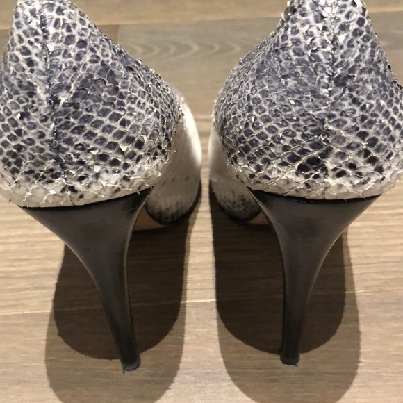 STUART WEITZMAN Grey/White Rowin Snakeskin Heel - Picture 6 of 6